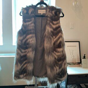 Cupcakes And Cashmere Faux Fur Vest Size Large